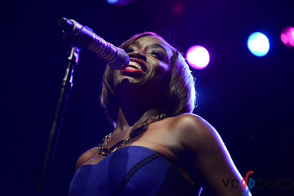 Estelle Performing at the Samasource Give Work Gala