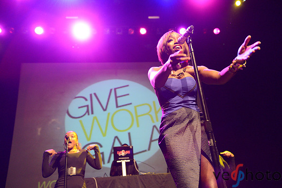 Estelle in concert at Samasource Give Work Gala
