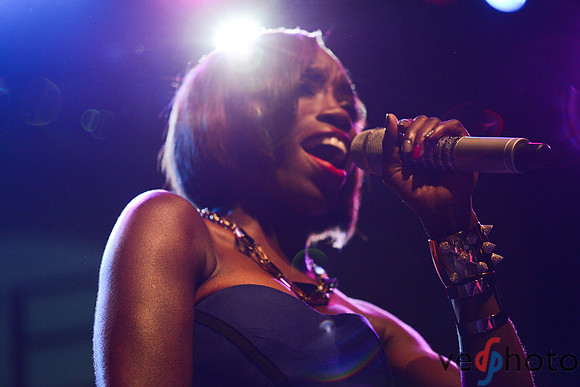 Estelle Performing at the Samasource Give Work Gala